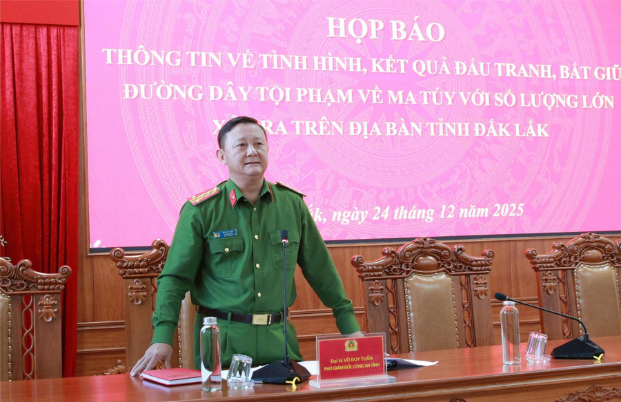 Đại tá Võ Duy Tuấn - Phó Giám đốc Công an tỉnh Đắk Lắk thông tin về vụ án. (Ảnh: Thành Tâm)