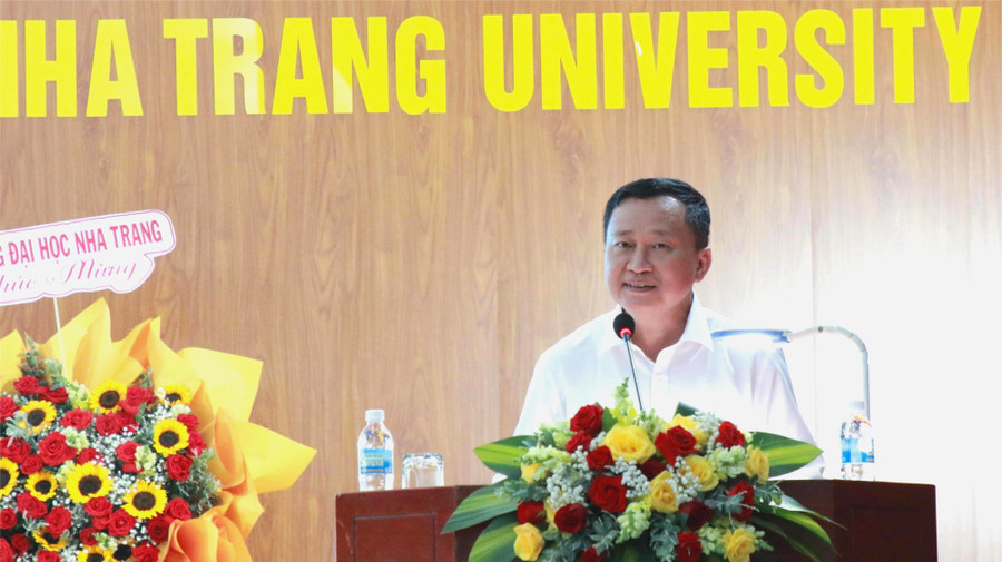 Ông Quách Hoài Nam - Phó Hiệu trưởng phụ trách Trường Đại học Nha Trang phát biểu tại Hội nghị. (Ảnh: Thành Tâm) 1-ht-dhnt.jpg