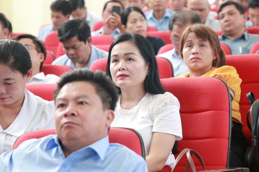 Đại biểu dự Hội nghị trực tiếp tại Trường THPT chuyên Nguyễn Du. (Ảnh: Thành Tâm) 2.jpg