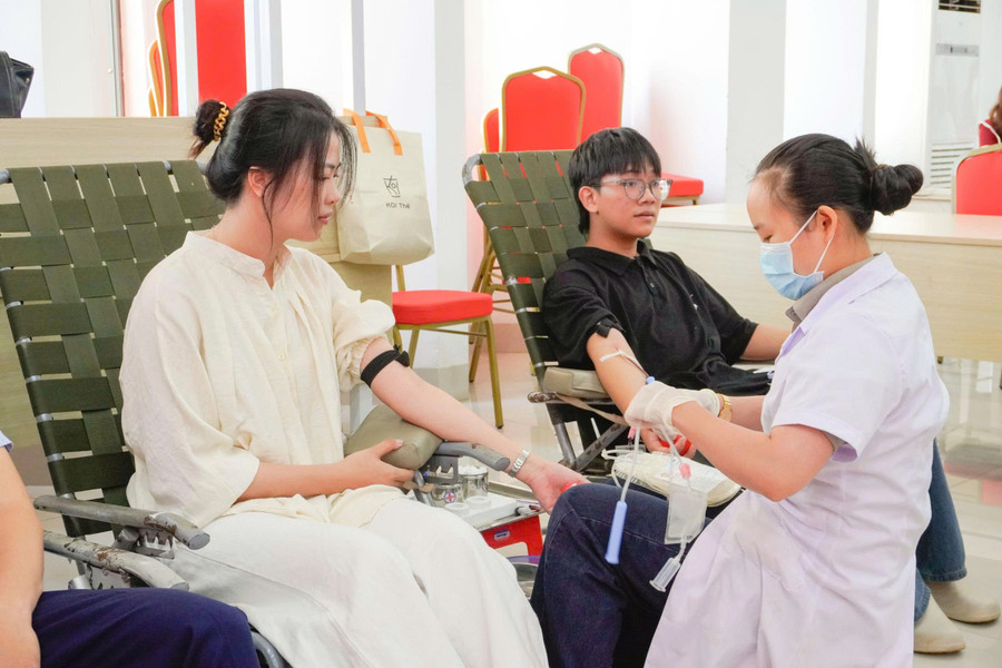 Các sinh viên, tình nguyện viên tích cực hưởng ứng hiến máu tình nguyện tại Trường Đại học Y Dược Buôn Ma Thuột. (Ảnh: TT) 3-hm.jpg