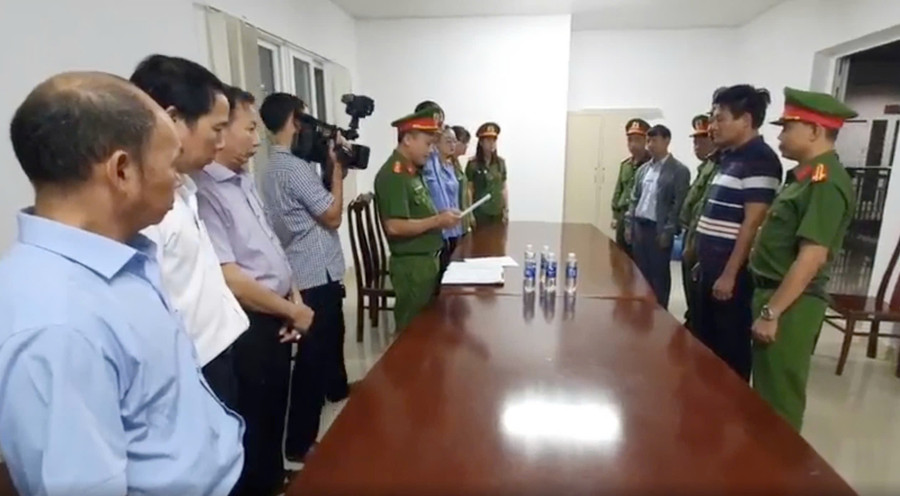 Cơ quan chức năng thực hiện các thủ tục tố tụng đối với 2 bị can. (Ảnh: CA)