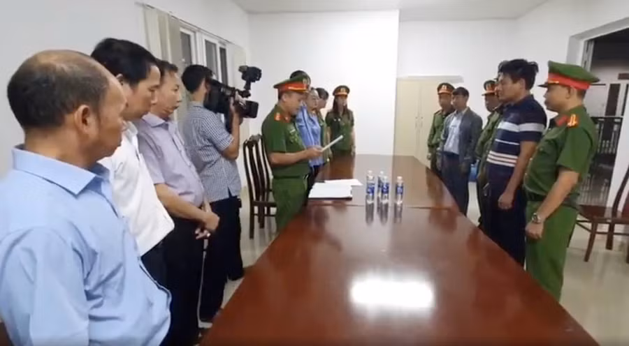 Cơ quan chức năng thực hiện các thủ tục tố tụng đối với 2 bị can. (Ảnh: CA)