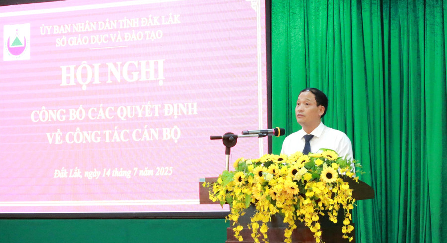 Ông Trần Đình Thao - tân Hiệu trưởng Trường THPT Võ Văn Kiệt thay mặt các cá nhân vừa nhận quyết định phát biểu nhận nhiệm vụ. (Ảnh: Thành Tâm) 1-thao.jpg
