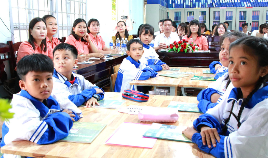 Học sinh, giáo viên thuộc Cụm chuyên môn số 13, Sở GD&ĐT Đắk Lắk tham dự 1 tiết học tại Trường Tiểu học Nơ Trang Lơng.