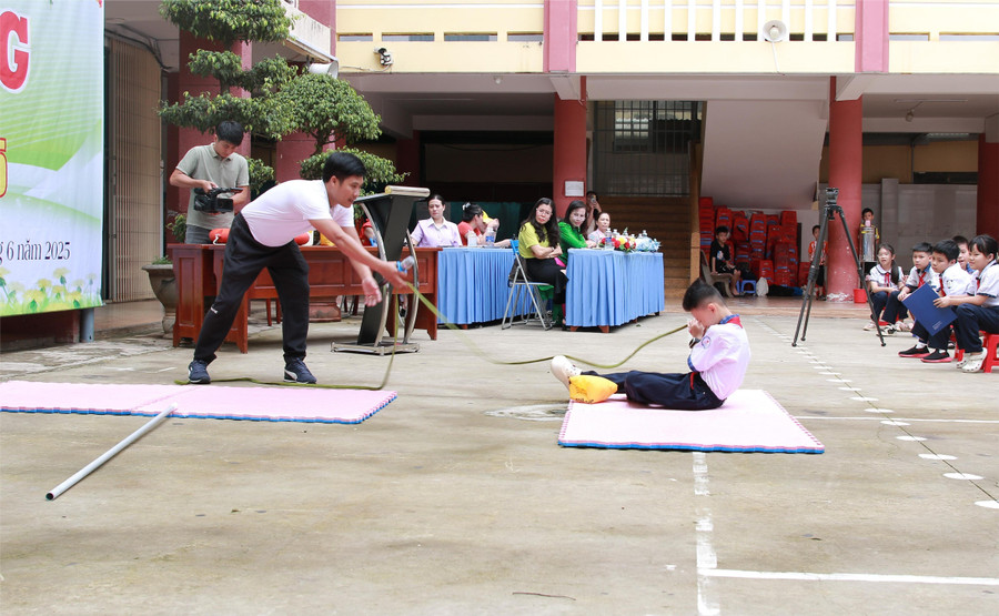 Thầy Tạ Minh Đức hướng dẫn kỹ năng cứu bạn để cả 2 cùng an toàn. (Ảnh: Thành Tâm) day.jpg