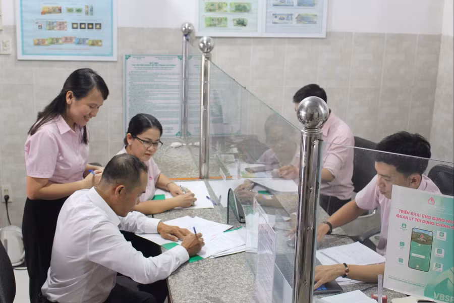 NHCS xã hội Hàm Thuận Nam thực hiện thủ tục vay vốn cho 1 nghiên cứu sinh ở xã Hàm Thuận Nam.