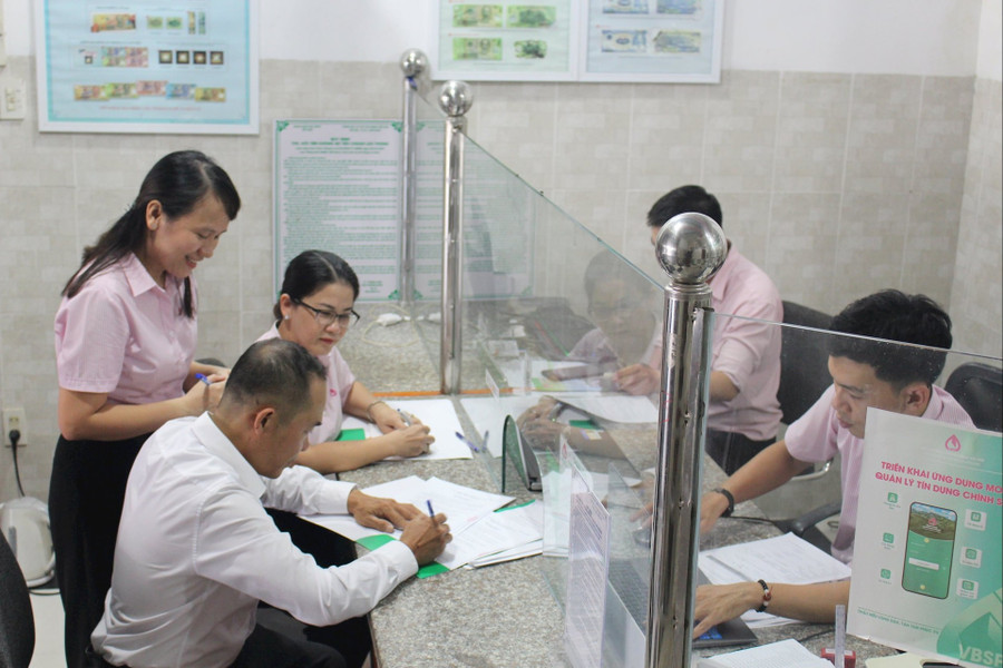 NHCS xã hội Hàm Thuận Nam thực hiện thủ tục vay vốn cho 1 nghiên cứu sinh ở xã Hàm Thuận Nam.