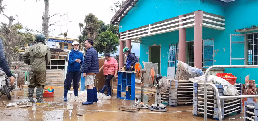 Ông Lưu Tiến Quang (thứ 3 từ phải qua) - Phó Giám đốc Sở GD&ĐT kiểm tra thiệt hại tại các trường thuộc xã Đồng Xuân. (Ảnh: TT)