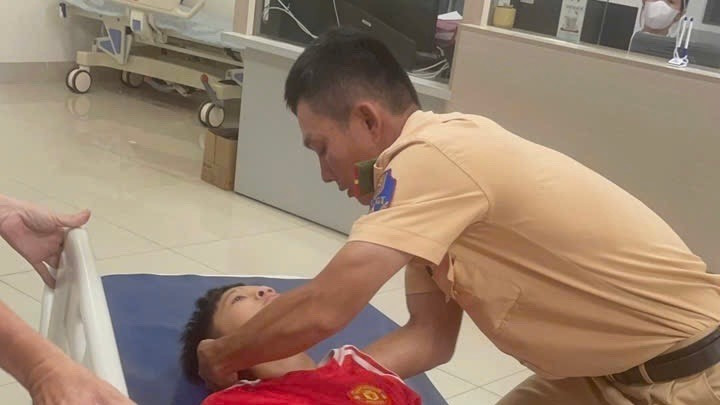 CSGT Lâm Đồng kịp thời hỗ trợ bé trai đi cấp cứu bằng xe đặc chủng.