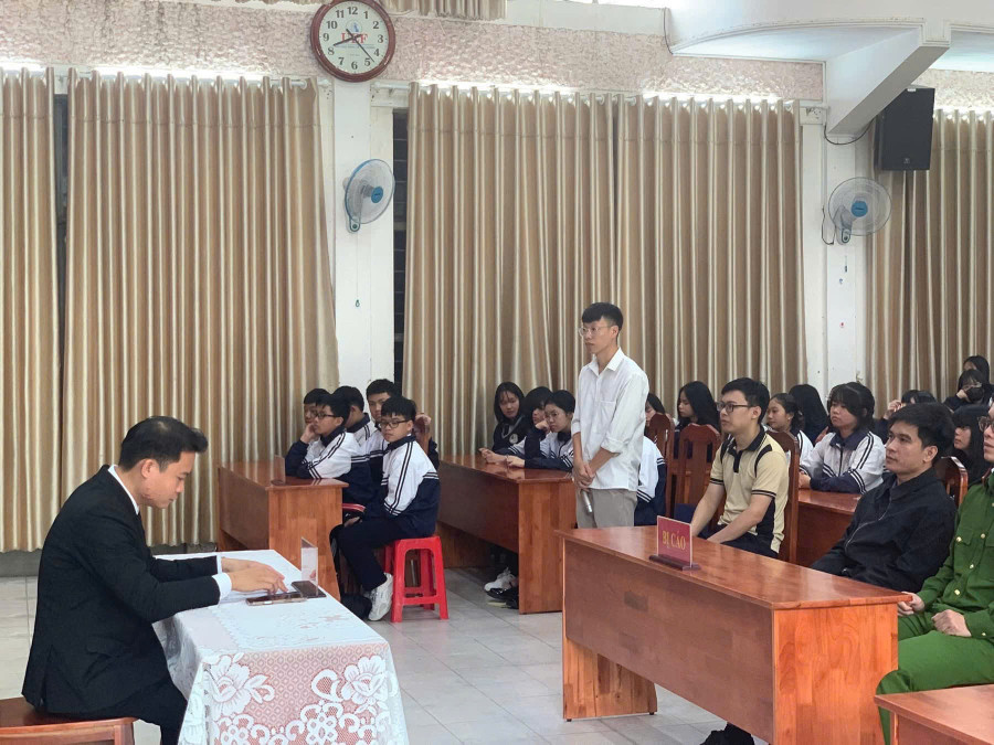 Mỗi phiên tòa giả định là một bài học sống động về pháp luật cho học sinh, sinh viên tại Lâm Đồng. a5-bc.jpg