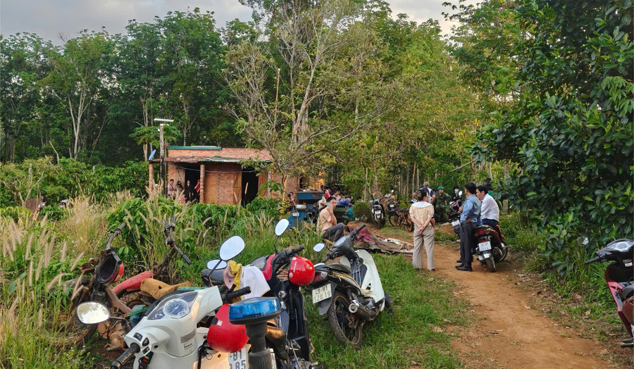 Chính quyền địa phương, người dân hỗ trợ gia đình lo hậu sự cho 2 cháu. (Ảnh: CTV)
