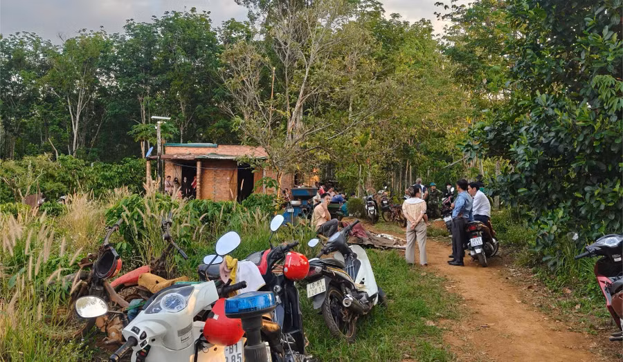 Chính quyền địa phương, người dân hỗ trợ gia đình lo hậu sự cho 2 cháu. (Ảnh: CTV)