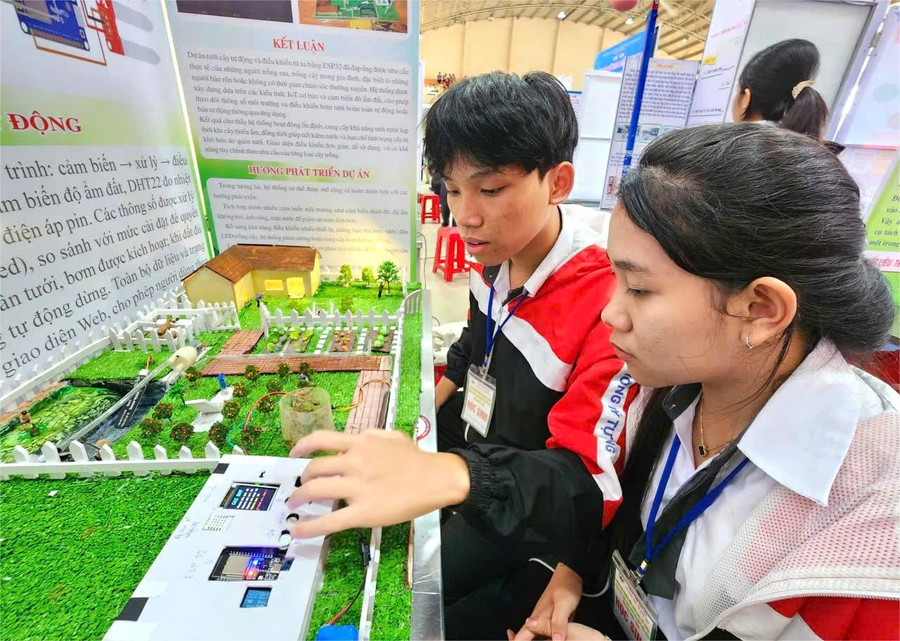 Học sinh Trường THPT Lý Tự Trọng, xã Phú Xuân tham gia Cuộc thi NCKHKT năm học 2025-2026. (Ảnh: Thành Tâm)