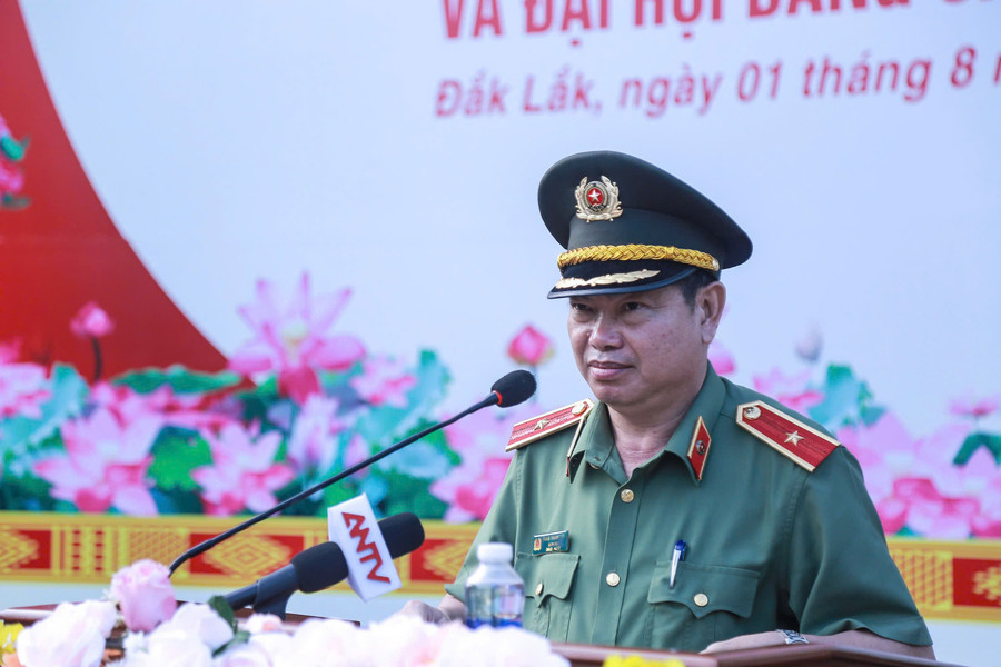 Thiếu tướng Phan Thanh Tám, Giám đốc Công an tỉnh Đắk Lắk phát biểu tại lễ ra quân. (Ảnh: VT) gdca.jpg