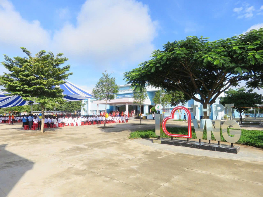 Học sinh Trường THPT Võ Nguyên Giáp trong 1 buổi sinh hoạt dưới cờ. 2-vng.jpg