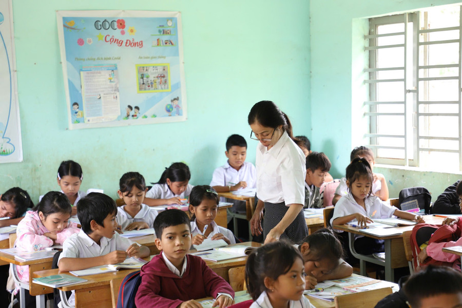 Nếu giáo viên ở TP Buôn Ma Thuột đang chờ để nhận đủ phụ cấp ưu đãi thì hàng ngàn giáo viên tại các địa phương khác đang lo vì bị truy thu do chi vượt. (Ảnh chụp giáo viên huyện Krông Pắc) a2-dak-lak-chi-phu-cap-vuot-quy-dinh-gv-mong-moi-duoc-tra-gop.jpg