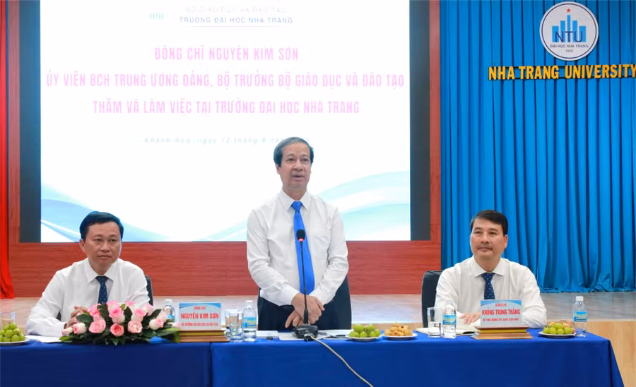 Bộ trưởng Bộ GD&ĐT Nguyễn Kim Sơn làm việc với Trường Đại học Nha Trang. (Ảnh: Thành Tâm)