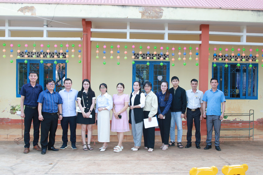 Lãnh đạo Đảng ủy, UBND xã Ea Wy và 2 trường học cùng chụp hình lưu niệm với cán bộ, nhân viên Phòng khám đa khoa Tâm Phúc Ea H'leo. img-4248.jpg