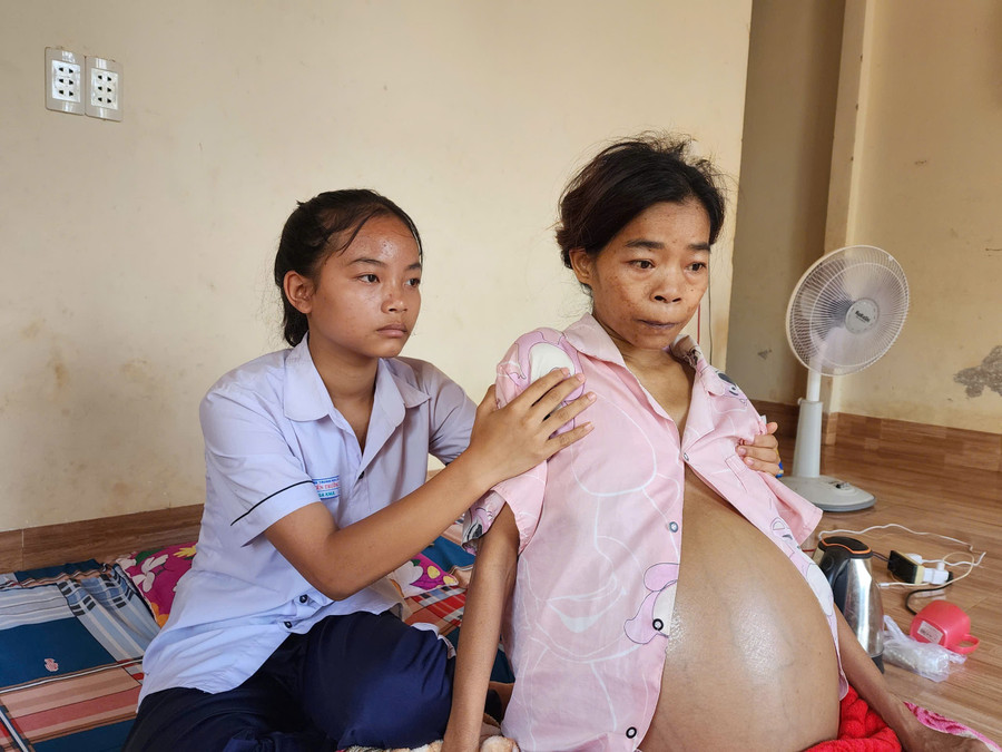Em H' Misa K'nul (Đắk Lắk) tạm dừng việc học để chăm sóc mẹ. (Ảnh: Thành Tâm)