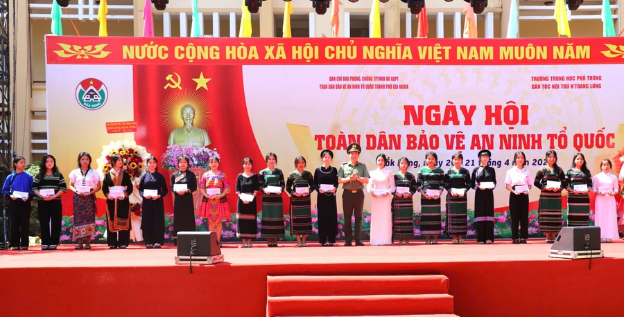 Thứ trưởng Lê Văn Tuyến tặng quà cho các em học sinh có hoàn cảnh khó khăn của Đắk Nông. (Ảnh: TT)