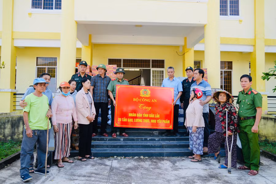 Bộ Công an trao hỗ trợ cho người dân Đắk Lắk sau bão Kalmaegi. (Ảnh: CTV)