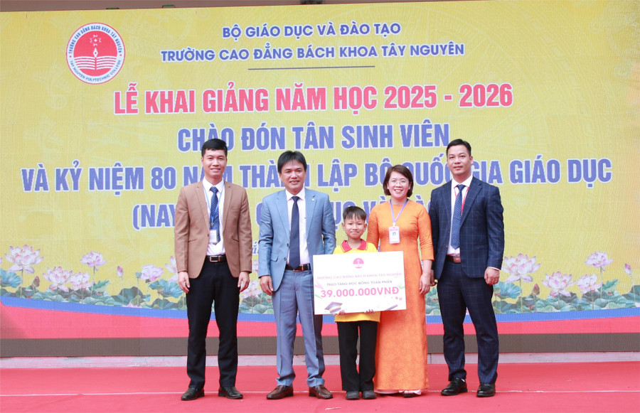 Ban Giám hiệu trao học bổng toàn phần cho tân sinh viên Nguyễn Văn Thiện.