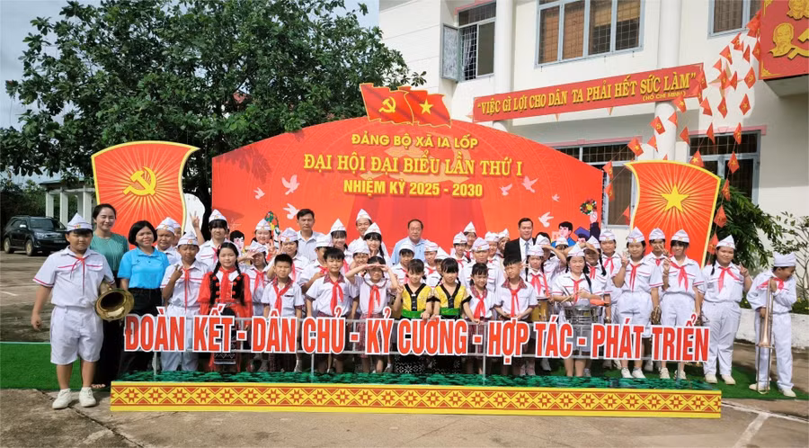 Đội Nghi lễ Trường Tiểu học Lê Lợi phục vụ tại Đại hội Đảng bộ xã Ea Súp, Đắk Lắk. (Ảnh: NT)