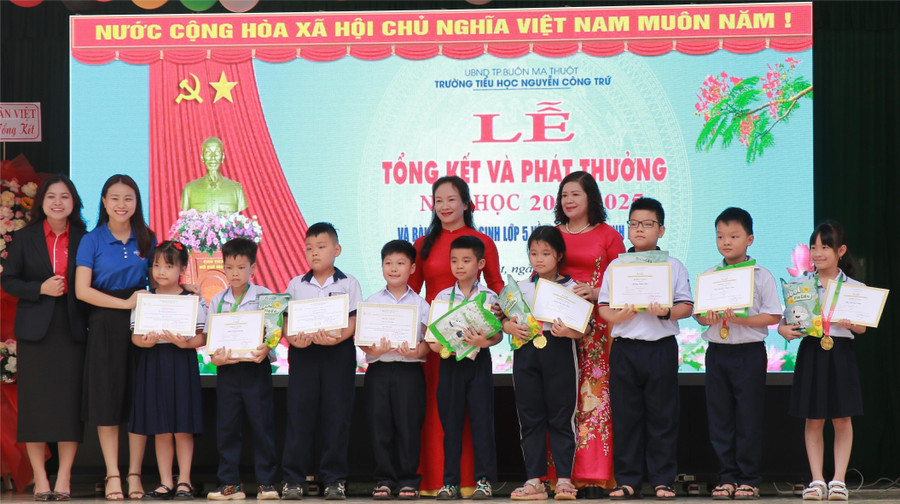 Khen thưởng cho học sinh đạt giải các cuộc thi. (Ảnh: QC) img-5500.jpg