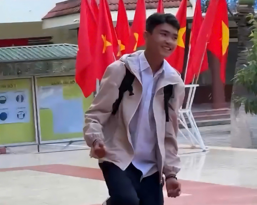Em Đoàn Anh Đức sung sướng khi biết mình đậu vào trường THPT mơ ước từ lâu. (Ảnh cắt từ clip)