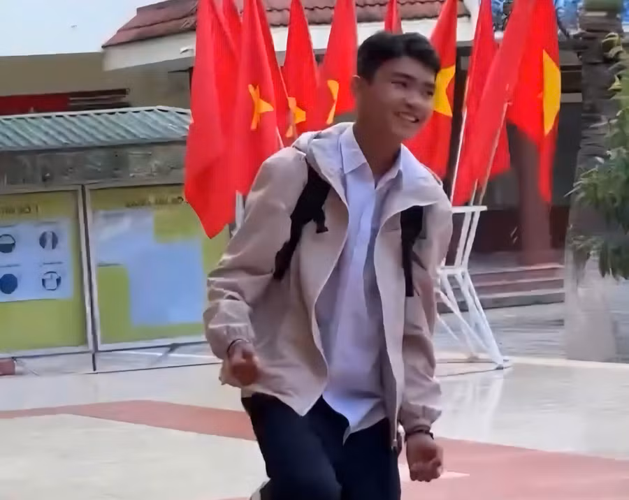 Em Đoàn Anh Đức sung sướng khi biết mình đậu vào trường THPT mơ ước từ lâu. (Ảnh cắt từ clip)