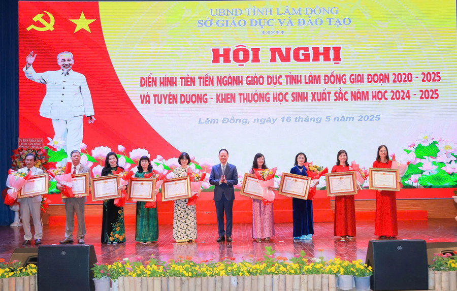 Ông Trần Hồng Thái, Chủ tịch UBND tỉnh Lâm Đồng trao trao tặng danh hiệu Nhà giáo Ưu tú cho 9 giáo viên của tỉnh Lâm Đồng. (Ảnh: GD) ngut.jpg