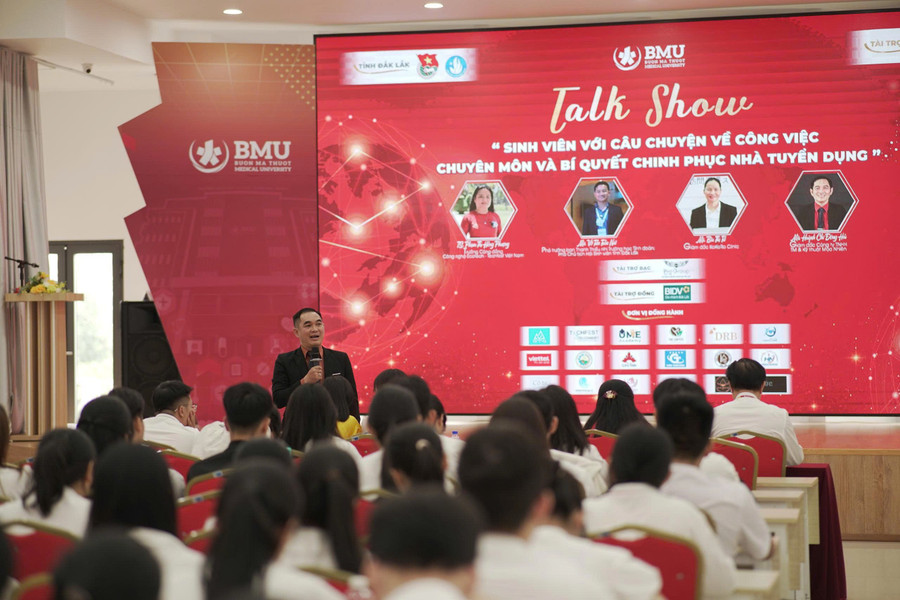 Sinh viên hào hứng với Talk show “Sinh viên với câu chuyện về công việc chuyên môn và bí quyết chinh phục nhà tuyển dụng”. (Ảnh: TT) dien-gia.jpg