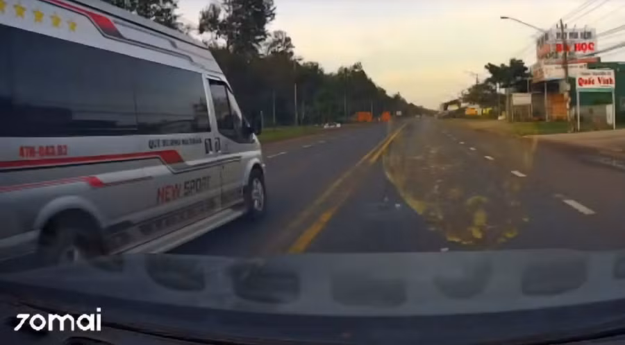 Xe khách 'vượt ẩu' do người dân cung cấp đã bị CSGT xử phạt. (Ảnh cắt từ clip)