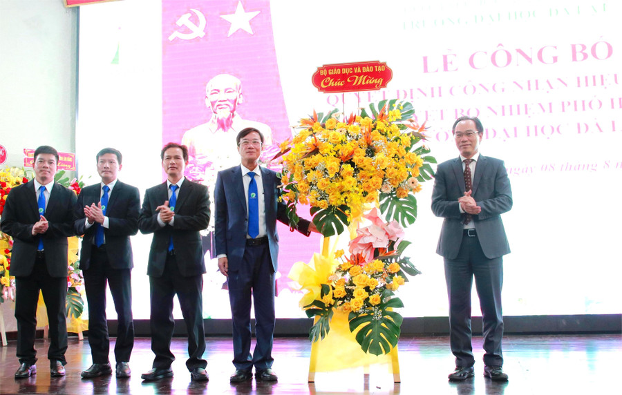 Thứ trưởng Bộ GD&ĐT Hoàng Minh Sơn chúc mừng Ban Giám hiệu Trường Đại học Đà Lạt. (Ảnh: Thành Tâm)