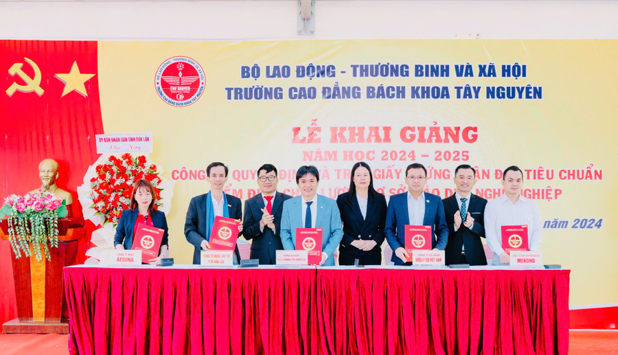 Ký kết thỏa thuận hợp tác đào tạo và giải quyết việc làm với các doanh nghiệp. (Ảnh: BK) a3.jpg