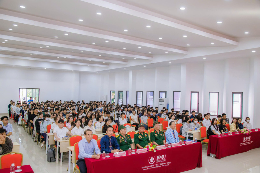 Các đại biểu cùng tham dự giao lưu với Kíp xe tăng huyền thoại 390 trong Tuần sinh hoạt công dân của Trường Đại học Y Dược Buôn Ma Thuột. tc.jpg