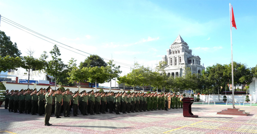 Công an tỉnh Lâm Đồng tổ chức lễ chào cờ đầu tiên sau khi hợp nhất 3 tỉnh. (Ảnh: NY)