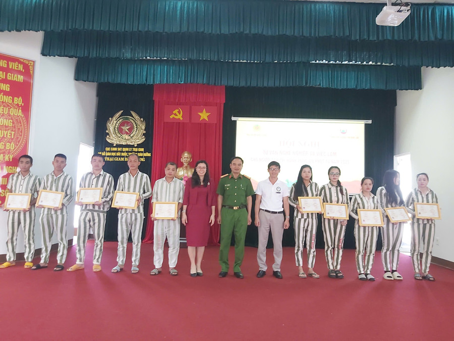 Đại diện Sở GD&ĐT, lãnh đạo Trại giam Đắk Trung trao Chứng chỉ sơ cấp cho học viên là người đang chấp hành án. (Ảnh: TT) 1-ts-thao.jpg