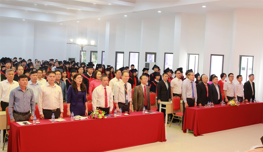 Đại biểu Sở GD&ĐT, các sở ngành, doanh nghiệp tại Đắk Lắk đến dự lễ trao bằng và tư vấn việc làm cho các học sinh. (Ảnh: Thành Tâm) 5.jpg