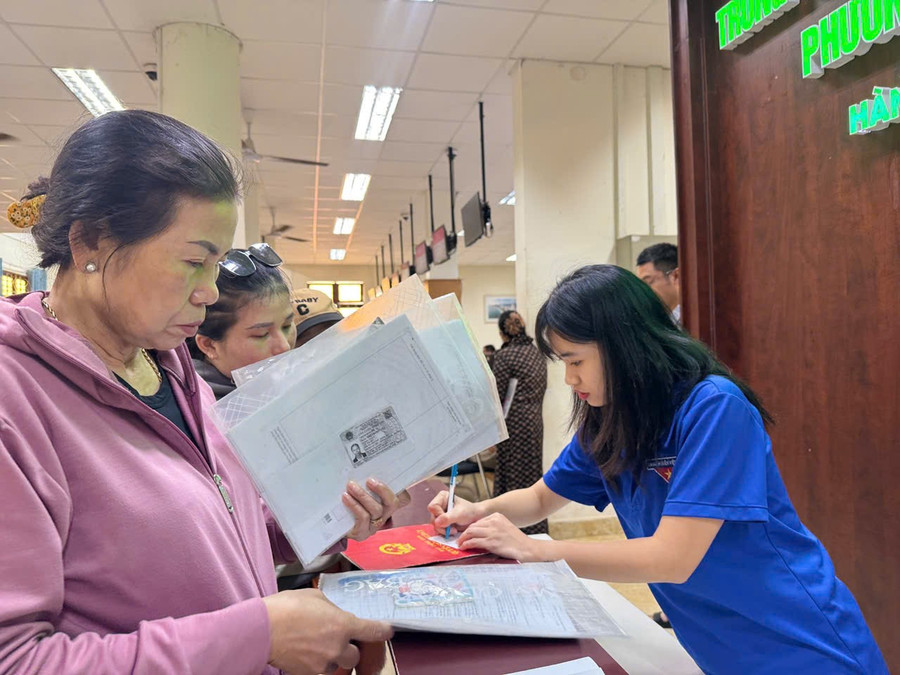 Thanh niên tình nguyện hỗ trợ người dân đến làm thủ tục hành chính tại phường Buôn Ma Thuột, tỉnh Đắk Lắk. (Ảnh: MP)