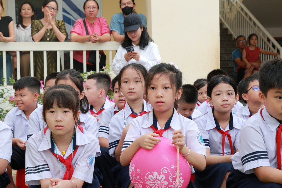 Các em học sinh Trường Tiểu học dân lập Nguyễn Bỉnh Khiêm dự tổng kết, phát thưởng năm học 2024-2025. (Ảnh: Thành Tâm) 1-hs-1.jpg