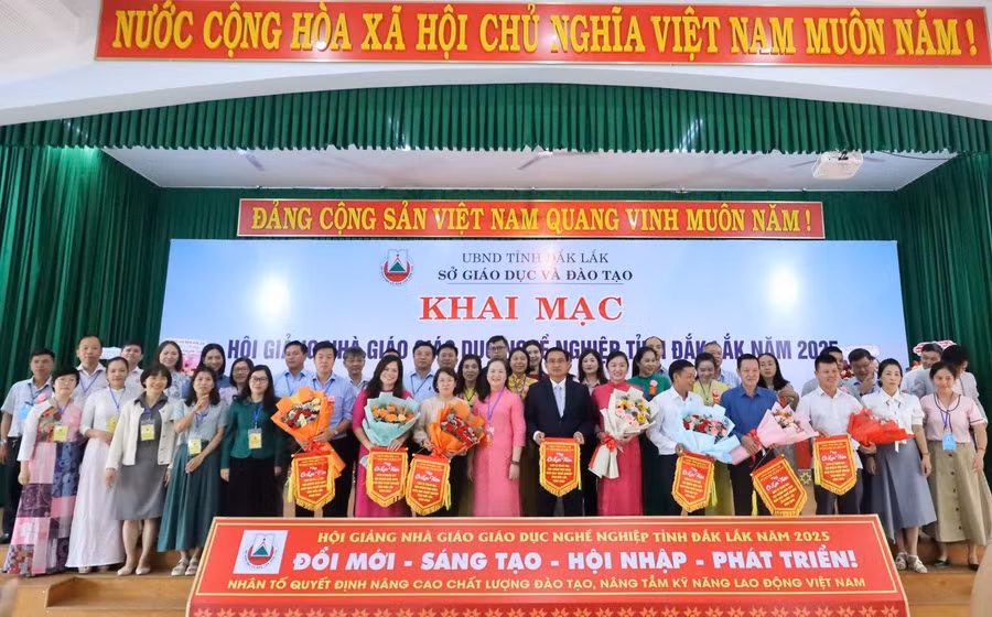 Lãnh đạo Sở GD&ĐT tặng cờ lưu niệm các đơn vị tham gia Hội giảng. (Ảnh: TT)