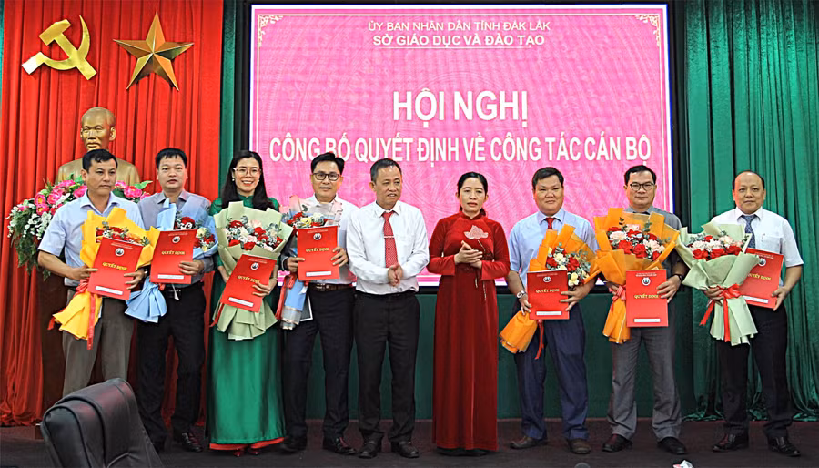 Trao quyết định cho các trưởng phòng chuyên môn, nghiệp vụ thuộc sở GD&ĐT. (Ảnh: ĐV)