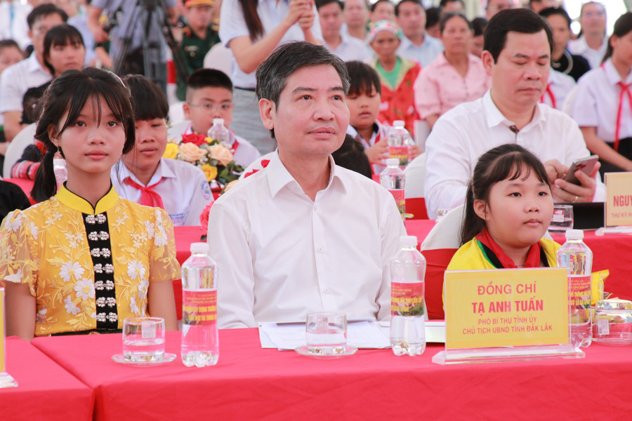 Chủ tịch UBND tỉnh Đắk Lắk Tạ Anh Tuấn cùng học sinh dự lễ khởi công xây dựng trường phổ thông nội trú liên cấp biên giới đất liền. (Ảnh: Thành Tâm)