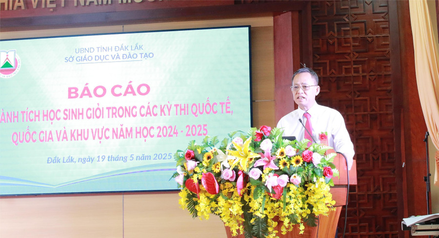 Ông Đỗ Tường Hiệp - Phó Giám đốc Sở GD&ĐT báo cáo tại lễ tuyên dương. (Ảnh: Thành Tâm) 1-ts.jpg