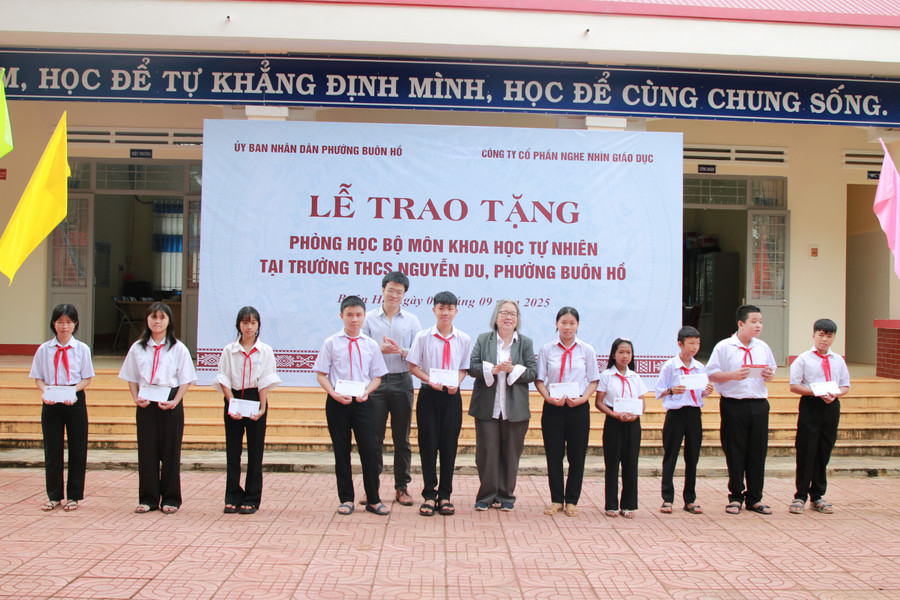 Trao học bổng cho học sinh nghèo vượt khó. (Ảnh: Thành Tâm) img-1575.jpg