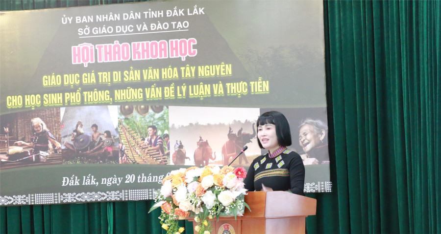 Cô Nguyễn Thị Ngọc Thúy, giáo viên Trường THCS Phan Chu Trinh tham luận tại Hội thảo. (Ảnh: Thành Tâm) c-thuy.jpg