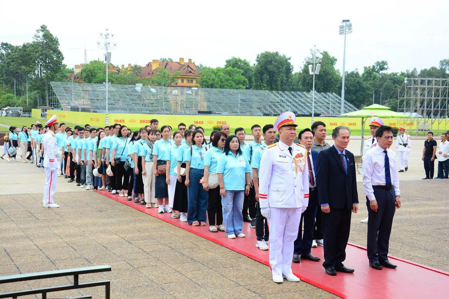 TS Nguyễn Ngọc Ân cùng lãnh đạo, giảng viên người lao động Trường Đại học Y Dược Buôn Ma Thuột vào Lăng viếng Bác. (Ảnh: NT) 2-dhyd.jpg
