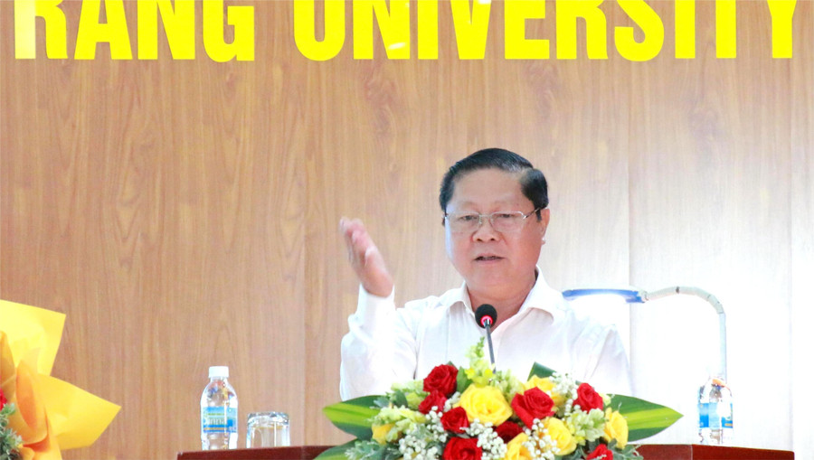 Thứ trưởng Bộ GD&ĐT Lê Tấn Dũng phát biểu khai mạc Hội nghị. (Ảnh: Thành Tâm)