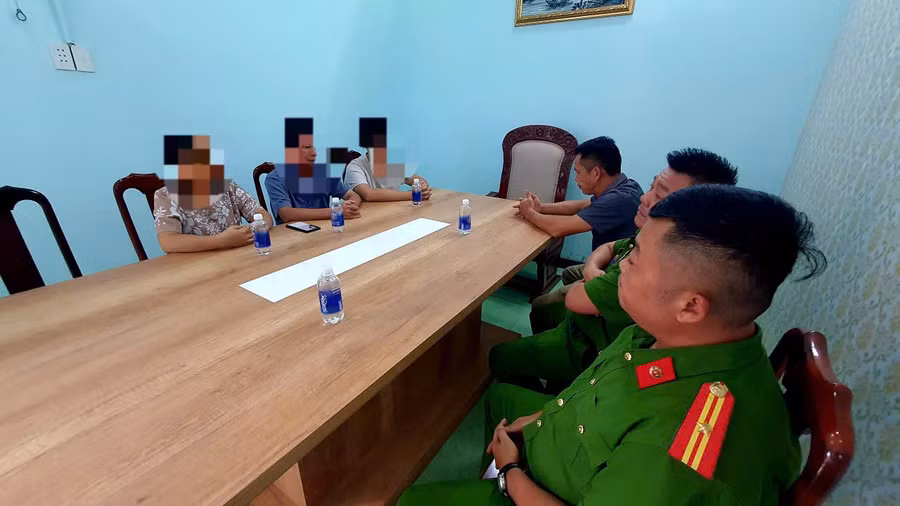 Lực lượng công an làm việc với gia đình nạn nhân. (Ảnh: SĐ)